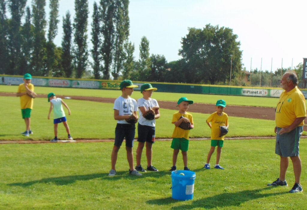 Nuovi giocano insieme agli altri