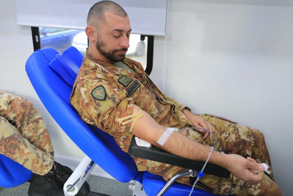 un militare dell'AVES durante la donazinoe