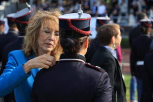 Familiare che appone i gradi