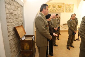 I baschi azzurri in una delle sale del monastero