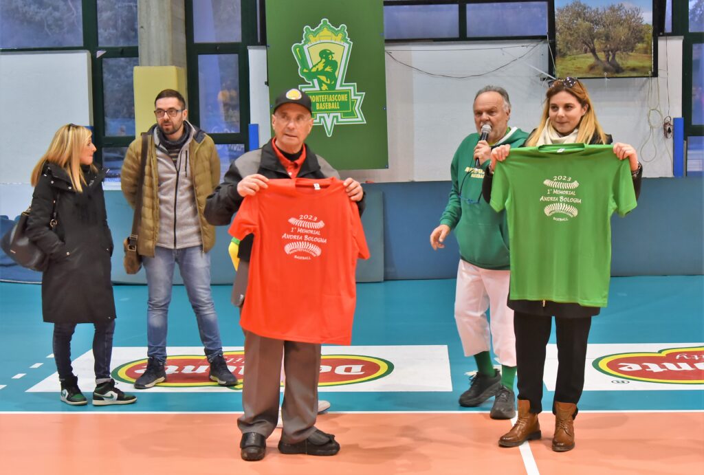 La sindaca Giulia De Santis e l'arbitro Tony Negro con la maglietta ricordo