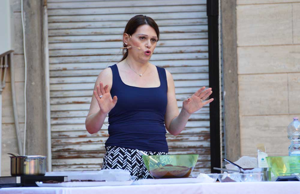 La blogger  Sonia Peronaci incanta il pubblico goloso di Caffeina