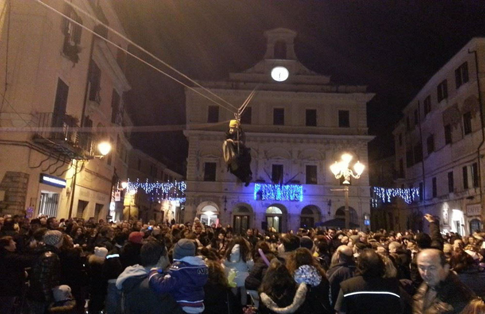 Epifania: il 6 gennaio a Civita Castellana la Befana scende dal Palazzo Comunale