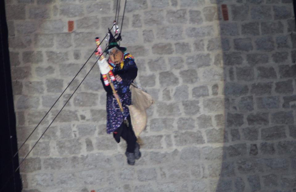 La Befana dei Vigili del fuoco scende dalla torre dell’Orologio di piazza del Comune