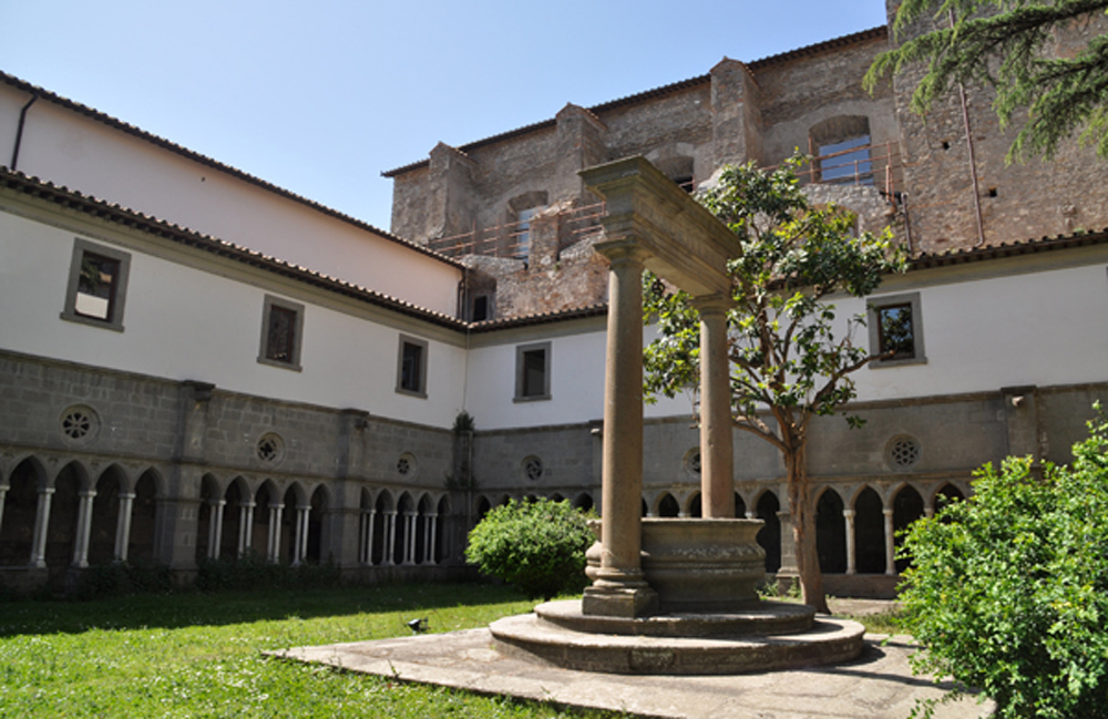 Chiostro_medievale_Santa_Maria_Gradi_pozzo