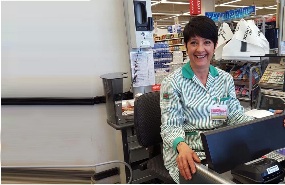 Life/ Cassiera alla Coop fino alla pensione, il sorriso come impegno quotidiano