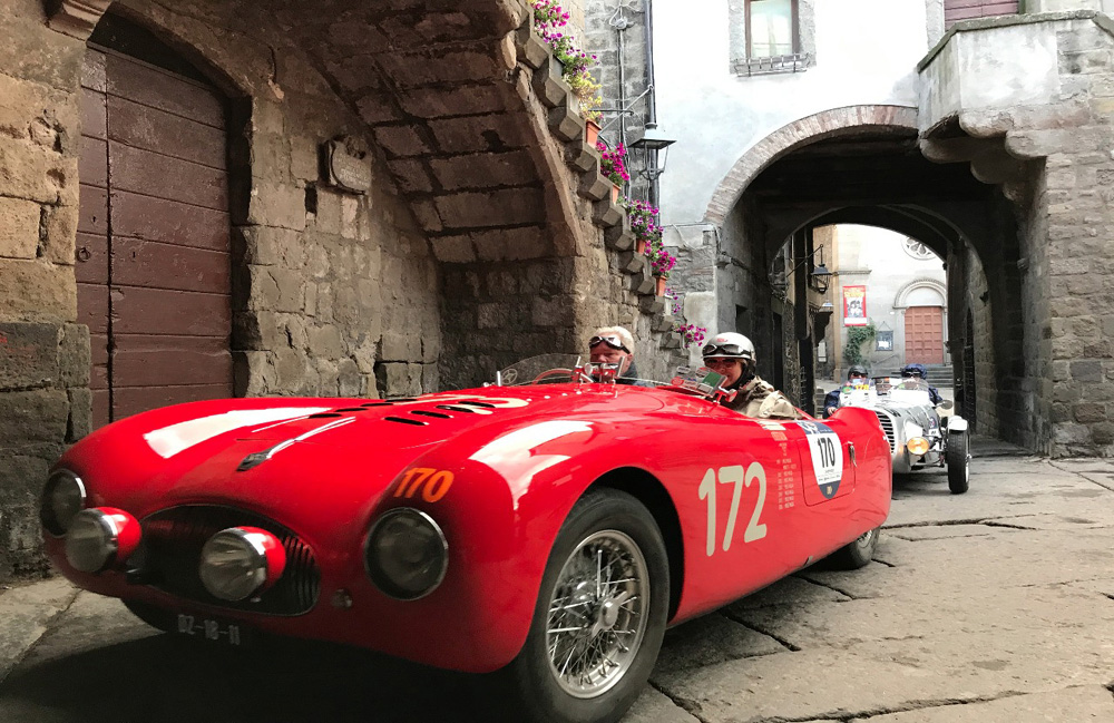 A Viterbo una folla di appassionati accoglie la Mille Miglia