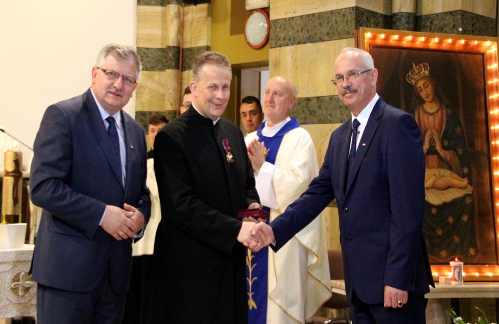 A Padre Burek  Rettore del Santuario di Castel Sant’Elia la Croce d’Oro della Repubblica di Polonia