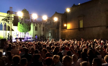 Tributo a De André. Hotel Supramonte e Marcorè riempono la piazza
