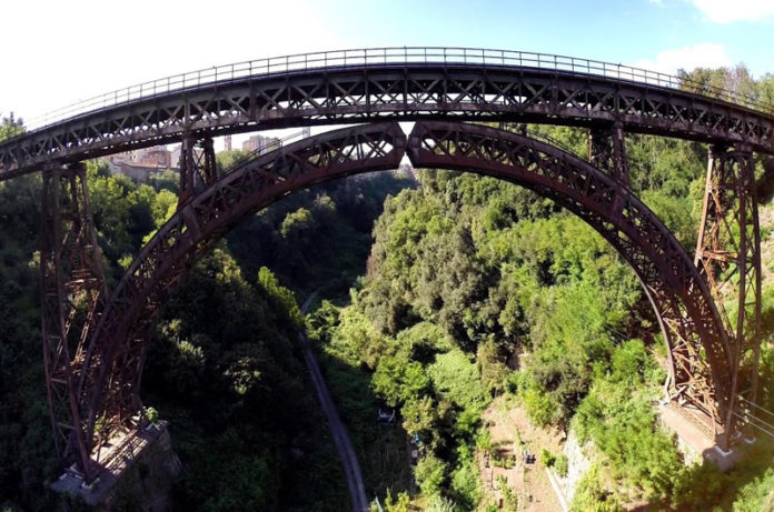 ponte sulla ferrovia