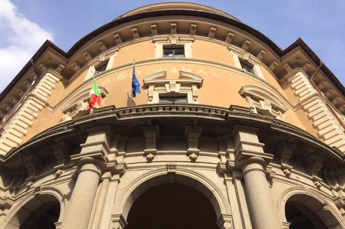 Sempre più intenso l’impegno del Liceo Buratti sul fronte dell’educazione alla cittadinanza. E’ proprio della scorsa settimana l’esperienza condotta da un gruppo di oltre 60 studenti che hanno percorso a piedi il tratto della via Francigena che da Montefiascone arriva fino a Viterbo. Un’attività insolita per i ragazzi, che li ha portati a scoprire il valore del tempo lento, del silenzio, della compagnia paziente, ma anche della fatica e della cura, mobilitandoli a raccogliere i rifiuti abbandonati. Hanno osservato il paesaggio, il modo in cui natura e storia si intrecciano, e hanno raccolto immagini e riflessioni che utilizzeranno per un racconto collettivo. In collaborazione con la DMO “La Francigena e le Vie del Gusto in Tuscia”, questa esperienza di cammino sulle orme dei pellegrini introduce un progetto di Alternanza Scuola Lavoro che porterà gli studenti a cercare modi originali per promuovere tra i loro coetanei la Francigena e le risorse autentiche che vi ruotano intorno. Il percorso li avvicina a un concetto di economia d’impresa innovativo ma allo stesso tempo intrecciato con le tradizioni, le vocazioni e le risorse storiche del territorio, per promuovere competenze professionali diversificate, collegate ad un concetto etico e sostenibile della valorizzazione e della promozione turistica. Il prossimo appuntamento, aperto a tutti, è sabato 3 dicembre. Studenti frequentanti, studenti in fase di orientamento, famiglie, docenti interni e della Rete Scuole Green, rappresentanti delle istituzioni amministrative, culturali e produttive cittadine si incontrano in Aula Magna per condividere alcune esperienze in corso presso il Liceo Buratti, tutte orientate ad alimentare una didattica viva, aperta e creativa connessa con l’educazione alla cittadinanza e in grado di raccordare il territorio alle grandi dinamiche planetarie, alla ricerca di una chiave autentica per ridisegnare il futuro. L’incontro è introdotto dalla Dirigente Clara Vittori, dalla sindaca Chiara Frontini e dal Dirigente dell’Ufficio Scolastico Territoriale Daniele Perroni. A seguire: Mariaflavia Cascelli del Segretariato Asvis presenta il libro Educare alla Sostenibilità curato Liceo Buratti in collaborazione con Asvis e Rete Scuole Green (WinScuola Editrice); Venanzio Arquilla e Federica Colombo del Politecnico di Milano raccontano come la cultura del design possa intrecciarsi con la storia e la tradizione di un territorio, attraverso l’esperienza del progetto “La Francigena e le Vie del Gusto in Tuscia”, di cui Alessio Pagliara di Promotuscia illustra le coordinate; Daniele Mancini, docente referente del progetto nazionale Digigreen, testimonia come 5 istituti comprensivi e 5 scuole superiori abbiano collaborato per sperimentare una didattica della sostenibilità sostenuta dall’uso creativo del digitale. Sarà poi il momento degli studenti del Buratti che ci offriranno una mini-rassegna a tema: Civica 2022. Verrà presentata una selezione di lavori maturati nell’ambito della sperimentazione condotta dalla scuola per l’Educazione civica, con contributi consapevoli, originali e a volte toccanti, che dimostrano quanto i ragazzi dentro la scuola inizino a costruire le nostre prossime speranze. Saranno quindi premiati i gruppi vincitori, votati dai loro compagni in un’occasione di piena condivisione. Sempre più intenso l’impegno del Liceo Buratti sul fronte dell’educazione alla cittadinanza. E’ proprio della scorsa settimana l’esperienza condotta da un gruppo di oltre 60 studenti che hanno percorso a piedi il tratto della via Francigena che da Montefiascone arriva fino a Viterbo. Un’attività insolita per i ragazzi, che li ha portati a scoprire il valore del tempo lento, del silenzio, della compagnia paziente, ma anche della fatica e della cura, mobilitandoli a raccogliere i rifiuti abbandonati. Hanno osservato il paesaggio, il modo in cui natura e storia si intrecciano, e hanno raccolto immagini e riflessioni che utilizzeranno per un racconto collettivo. In collaborazione con la DMO “La Francigena e le Vie del Gusto in Tuscia”, questa esperienza di cammino sulle orme dei pellegrini introduce un progetto di Alternanza Scuola Lavoro che porterà gli studenti a cercare modi originali per promuovere tra i loro coetanei la Francigena e le risorse autentiche che vi ruotano intorno. Il percorso li avvicina a un concetto di economia d’impresa innovativo ma allo stesso tempo intrecciato con le tradizioni, le vocazioni e le risorse storiche del territorio, per promuovere competenze professionali diversificate, collegate ad un concetto etico e sostenibile della valorizzazione e della promozione turistica. Il prossimo appuntamento, aperto a tutti, è sabato 3 dicembre. Studenti frequentanti, studenti in fase di orientamento, famiglie, docenti interni e della Rete Scuole Green, rappresentanti delle istituzioni amministrative, culturali e produttive cittadine si incontrano in Aula Magna per condividere alcune esperienze in corso presso il Liceo Buratti, tutte orientate ad alimentare una didattica viva, aperta e creativa connessa con l’educazione alla cittadinanza e in grado di raccordare il territorio alle grandi dinamiche planetarie, alla ricerca di una chiave autentica per ridisegnare il futuro. L’incontro è introdotto dalla Dirigente Clara Vittori, dalla sindaca Chiara Frontini e dal Dirigente dell’Ufficio Scolastico Territoriale Daniele Perroni. A seguire: Mariaflavia Cascelli del Segretariato Asvis presenta il libro Educare alla Sostenibilità curato Liceo Buratti in collaborazione con Asvis e Rete Scuole Green (WinScuola Editrice); Venanzio Arquilla e Federica Colombo del Politecnico di Milano raccontano come la cultura del design possa intrecciarsi con la storia e la tradizione di un territorio, attraverso l’esperienza del progetto “La Francigena e le Vie del Gusto in Tuscia”, di cui Alessio Pagliara di Promotuscia illustra le coordinate; Daniele Mancini, docente referente del progetto nazionale Digigreen, testimonia come 5 istituti comprensivi e 5 scuole superiori abbiano collaborato per sperimentare una didattica della sostenibilità sostenuta dall’uso creativo del digitale. Sarà poi il momento degli studenti del Buratti che ci offriranno una mini-rassegna a tema: Civica 2022. Verrà presentata una selezione di lavori maturati nell’ambito della sperimentazione condotta dalla scuola per l’Educazione civica, con contributi consapevoli, originali e a volte toccanti, che dimostrano quanto i ragazzi dentro la scuola inizino a costruire le nostre prossime speranze. Saranno quindi premiati i gruppi vincitori, votati dai loro compagni in un’occasione di piena condivisione.