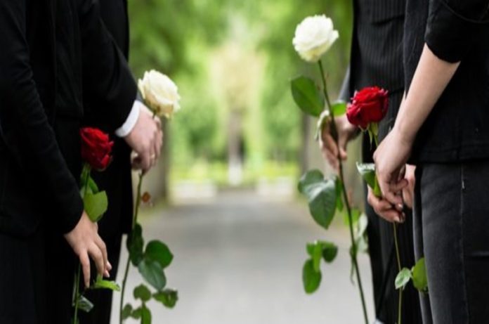 come-vestirsi-ad-un-funerale-le-regole-del-buon-gusto-in-queste-tristi-occasioni-23258539445535x23061200x500-696x290