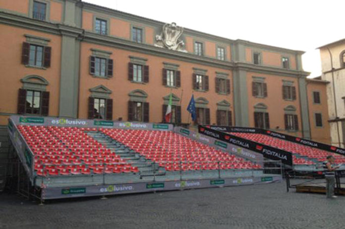 tribune-piazza-plebiscito