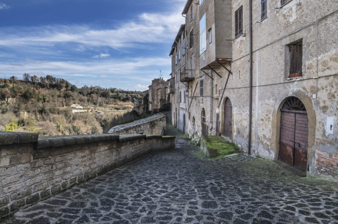 Scantinate nel borgo di Grotte di Castro_cover