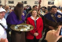 Bagno di folla per Giorgia Meloni al pranzo del Purgatorio