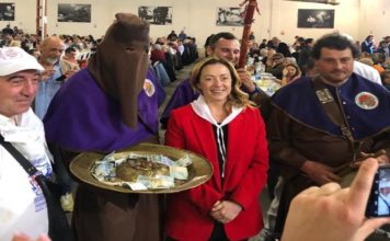 Bagno di folla per Giorgia Meloni al pranzo del Purgatorio