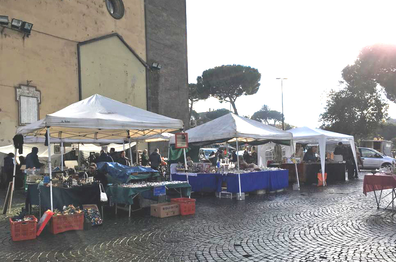 Il mercatino dell’antico torna a Viterbo, in piazza dei Caduti | TusciaUp
