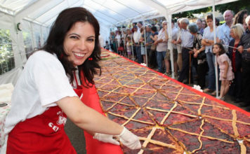 A Celleno torna la Crostatona da record di oltre 20 metri: 200 kg di farina, 266 kg di marmellata e 1.300 uova crostatonacelleno