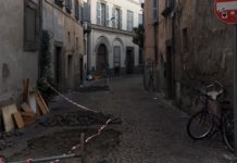 Via Annio chiusa per lavori. Il varco agibile ma non tutti lo sanno