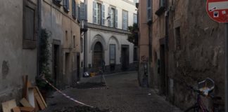 Via Annio chiusa per lavori. Il varco agibile ma non tutti lo sanno