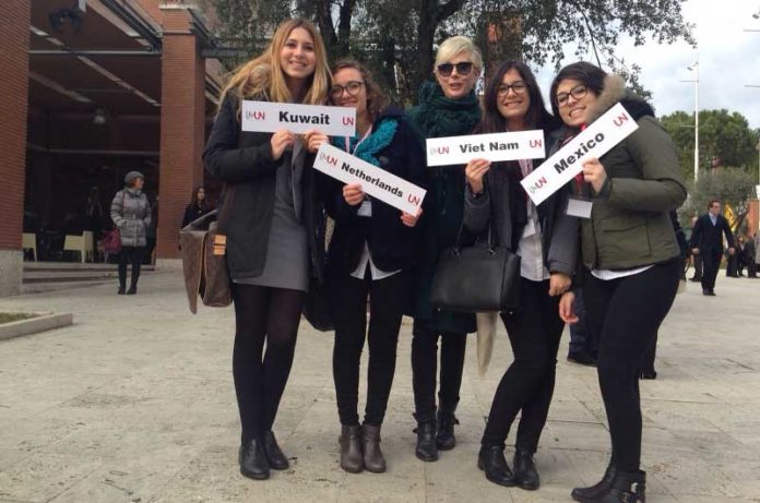 Le-studentesse-con-la-prof.ssa- Maria Federici