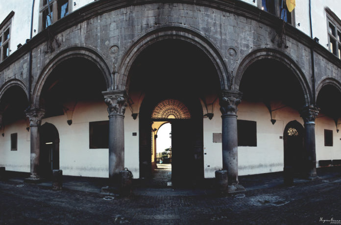VITERBO_ i portici di palazzo dei priori