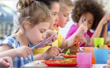 Iscrizione al servizio di refezione scolastica 2026-2027, online l’avviso rivolto ia bambini degli istituti statali di Viterbo mensa-scolastica-647x380