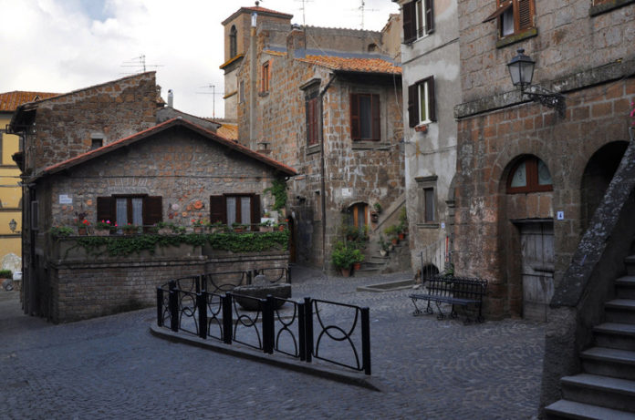la piazzetta di barbarano romano