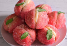 Pesche dolci ripiene alla crema pasticciera, nel vassoio delle feste