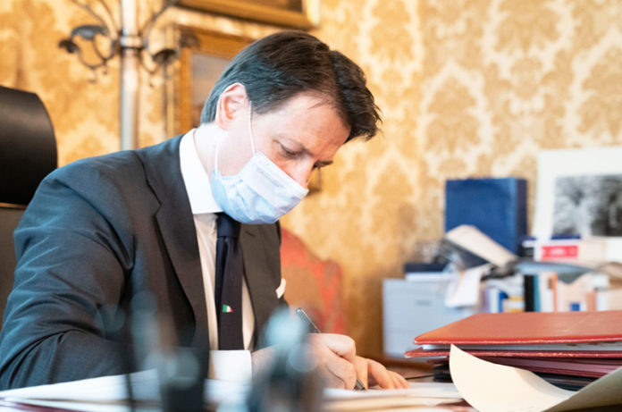 Il presidente Conte firma il nuovo Dpcm