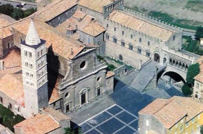 vista-dallalto-della-piazza-s-lorenzo-con-il-palazzo-dei-papi-lapanoramaduomo