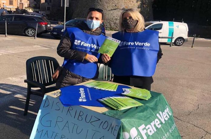 volontarie di fare verde distribuiscono libretto informativo a vasanello