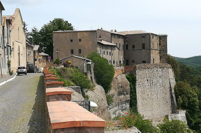 trevinano e sullo sfondo il castello
