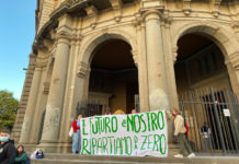 Rete degli Studenti Medi, uno striscione con un messaggio chiaro e diretto: “Il futuro è nostro, ripartiamo da zero”