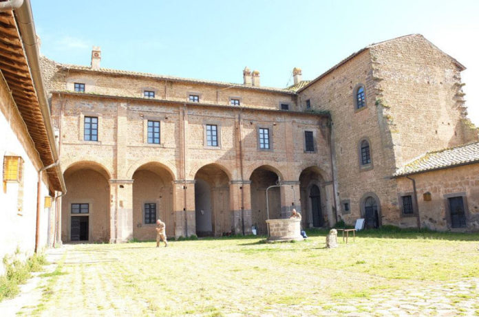 ROCCARESPAMPANI - CORTILE