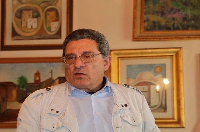 L’inflazione e il caro bollette tagliano le vendite. Nonostante il buon andamento della stagione turistica, ad agosto i dati Istat riportano un forte flessione dei volumi di vendita, sia in confronto a luglio che allo stesso mese dello scorso anno. Una caduta che anticipa un’ulteriore contrazione, più marcata, che le attività commerciali ci stanno segnalando anche per settembre ed i primi giorni di ottobre. Così Confesercenti. L’inflazione al consumo sta, purtroppo, facendo il suo lavoro: le famiglie spenderanno di più, fino a quando sarà possibile, per avere una quantità di beni che diminuisce, mentre l’esplosione delle bollette fa diminuire gli acquisti anche nell’extra-alimentare: in questo caso, ma solo per ora, probabilmente beni durevoli. Se continua così, però, tutti i consumi verranno interessati: i recenti dati Istat sul risparmio delle famiglie hanno mostrato come queste abbiano eroso, nel secondo trimestre, già oltre 2 punti di propensione al risparmio per mantenere un certo livello di acquisti. Risorse che si esauriranno nei prossimi mesi: l’autunno sarà dunque il banco di prova della capacità di resilienza delle imprese della distribuzione commerciale, anche se i piccoli sono già in debito d’ossigeno. Gli esercizi di vicinato registrano, infatti, un crollo in volume del -4% rispetto ad un anno fa, concentrato in particolare nel comparto non alimentare, mentre continua l’ascesa del commercio elettronico che opera in regime di completa deregulation. E che si prepara all’assalto del Natale: tra Prime Days e Black Friday, le promozioni online hanno raddoppiato la propria presenza. Uno scenario doppiamente difficile per i negozi di vicinato che, assediati dall’aumento dei costi energetici, non potranno certo vendere in sconto, subendo una concorrenza da parte dell’online che non può definirsi virtuosa. In questo quadro, a nostro avviso, l’unica soluzione possibile rimane l’imposizione di un tetto alle tariffe energetiche, che riporti i costi per l’approvvigionamento di energia e gas a livelli sostenibili per famiglie ed imprese. Senza un intervento di questo tipo, infatti, l’inflazione continuerà a salire e far contrarre i consumi, per i quali non è difficile prevedere, quest’autunno, una vera e propria caduta libera.