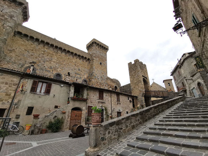 la rocca e il quartiere medioevale di bolsena