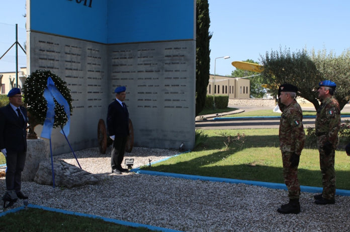 Foto 9. Gli onori ai Caduti dell'AVES