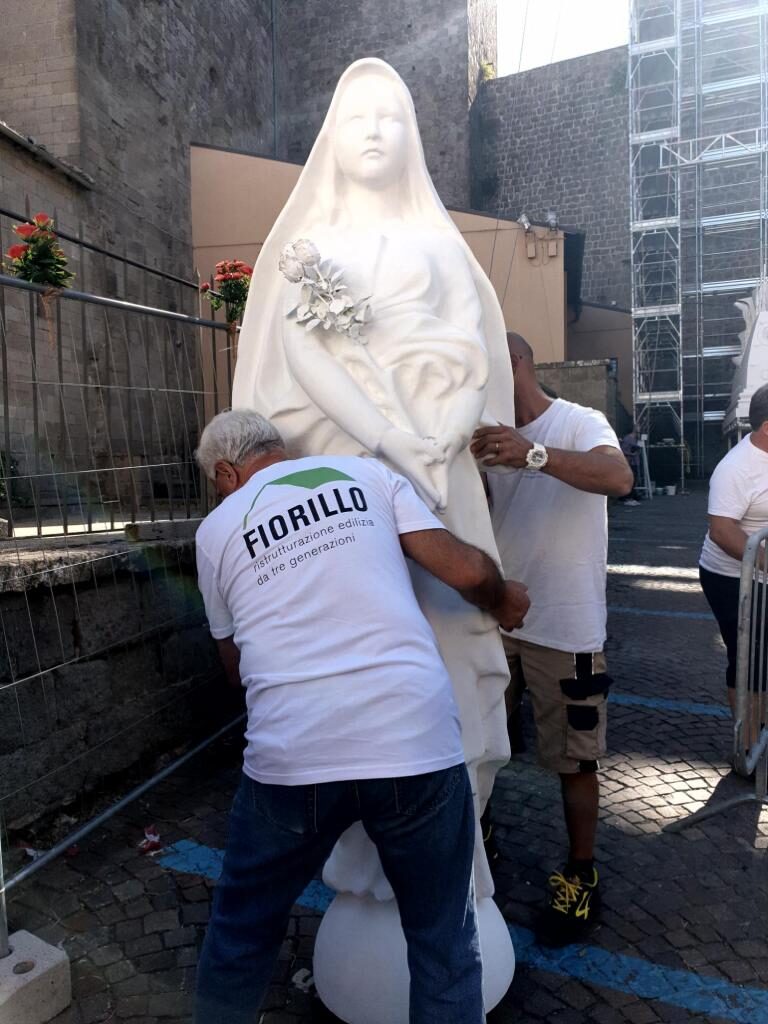 fiorillo e la statua