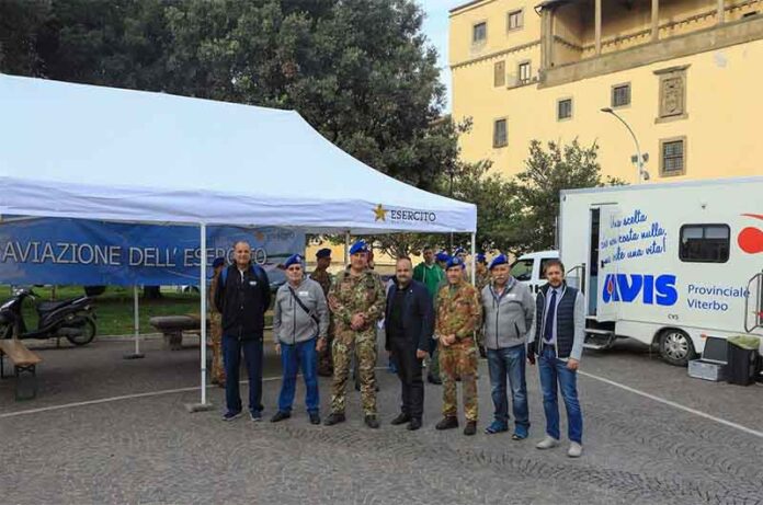 Il Cte dell'AVES, il Presidente dell'AVIS e il personale dell'organizzazione