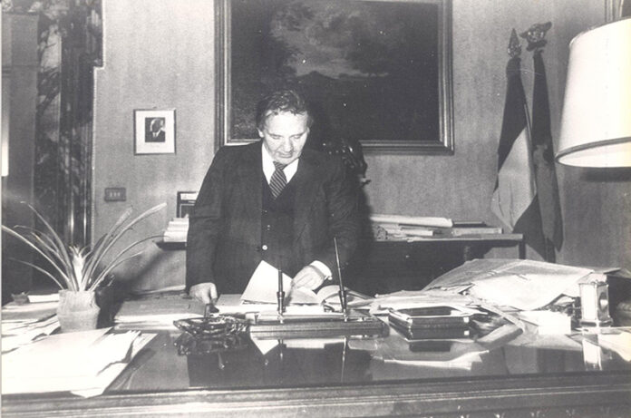 Luigi Petroselli al lavoro in Campidoglio Luigi Petroselli al lavoro in Campidoglio