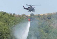 Un HH-412 mentre lancia l'acqua