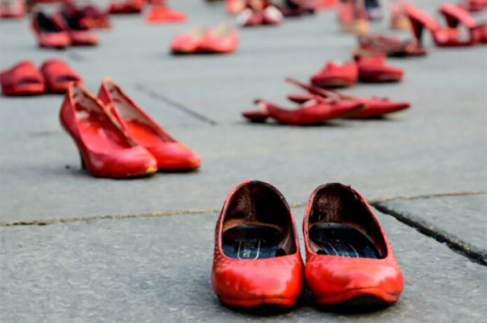 Scarpette rosse in ceramica Scarpette rosse in ceramica