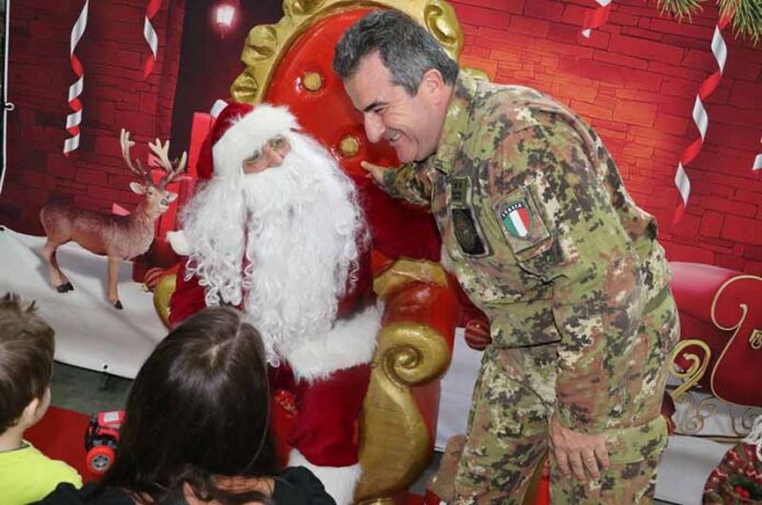 Il Comandante dell'AVES saluta i Bambini insieme a Babbo Natale