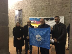 La consegna della Bandiera della Pace con Rachele Chiani - ViceSindaco - Paolo Berti Mauro Belli Francesco Marzoli