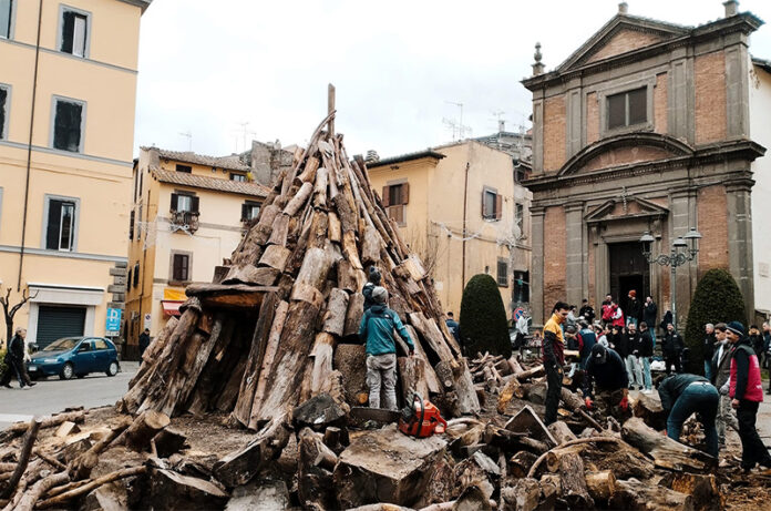 Preparazione della pira per il Sacro Fuoco di Sant'Antonio