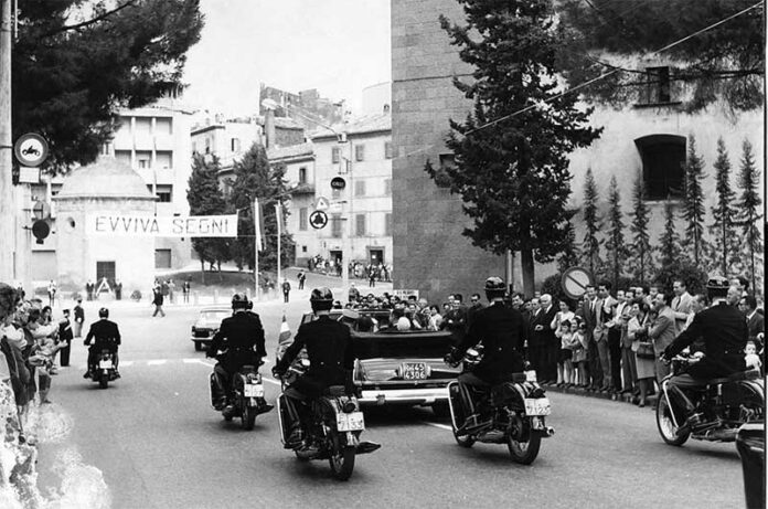 L’auto con il presidente della Repubblica Antonio Segni in via Ascenzi a Viterbo