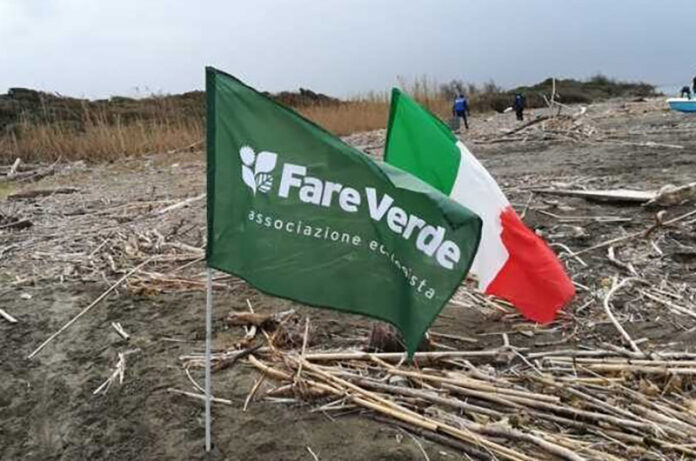 bandiere-fare-verde-e-italiana-sulla-spiaggia