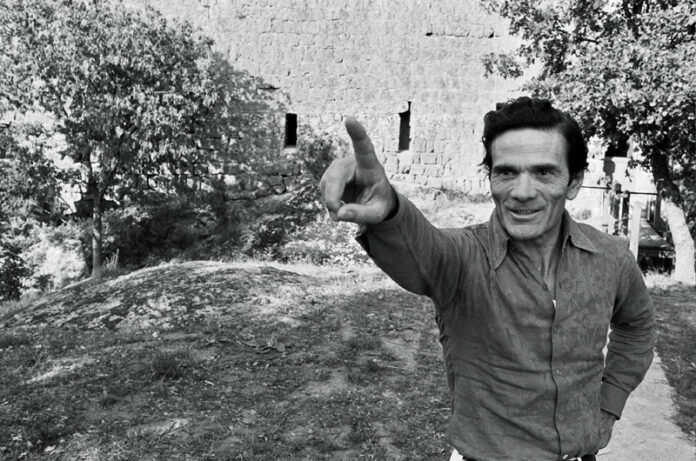 Pier Paolo Pasolini alla Torre di Chia, Viterbo, 1974, foto di Gideon Bachmann Pier Paolo Pasolini alla Torre di Chia, Viterbo, 1974, foto di Gideon Bachmann