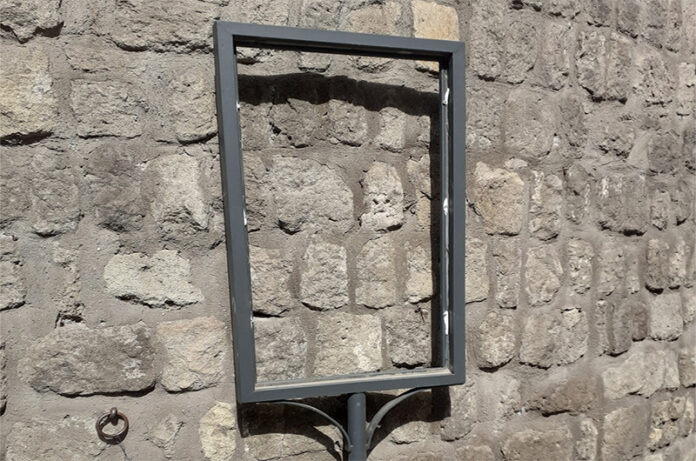 cartello danneggiato cartello danneggiato